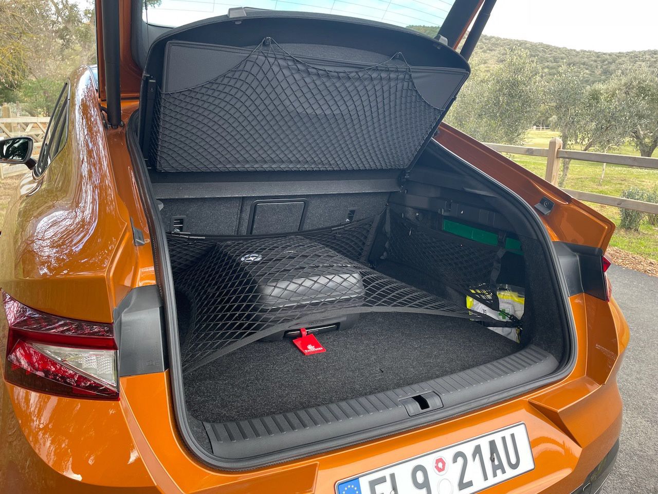 Choć nie ustępuje znacząco pod względem litrażu, to jednak ścięty dach ogranicza użyteczność bagażnika w Skodzie Enyaq Coupe iV