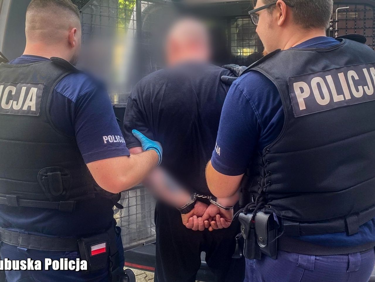 Słubice: Zerwał polskie flagi z mostu granicznego i wrzucił je do rzeki. Zatrzymała go policja