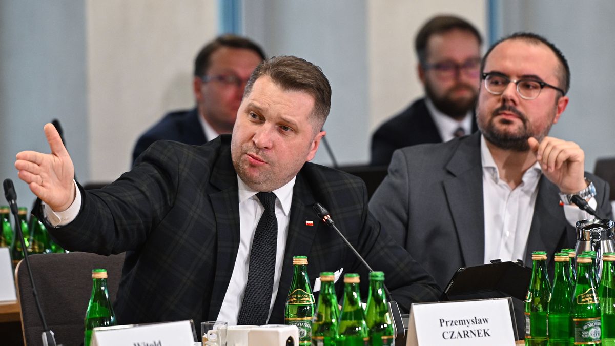 Warszawa, 13.02.2024. Były wiceminister spraw zagranicznych Paweł Jabłoński (P) i poseł PiS Przemysław Czarnek (L) na posiedzeniu sejmowej komisji śledczej do zbadania legalności, prawidłowości oraz celowości działań podjętych w celu przygotowania i przeprowadzenia wyborów Prezydenta Rzeczypospolitej Polskiej w 2020 r. w formie głosowania korespondencyjnego, 13 bm. w Sejmie w Warszawie. (aldg) PAP/Radek Pietruszka