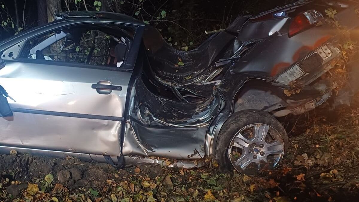 Ford roztrzaskał się o drzewa na ul. Osmolickiej