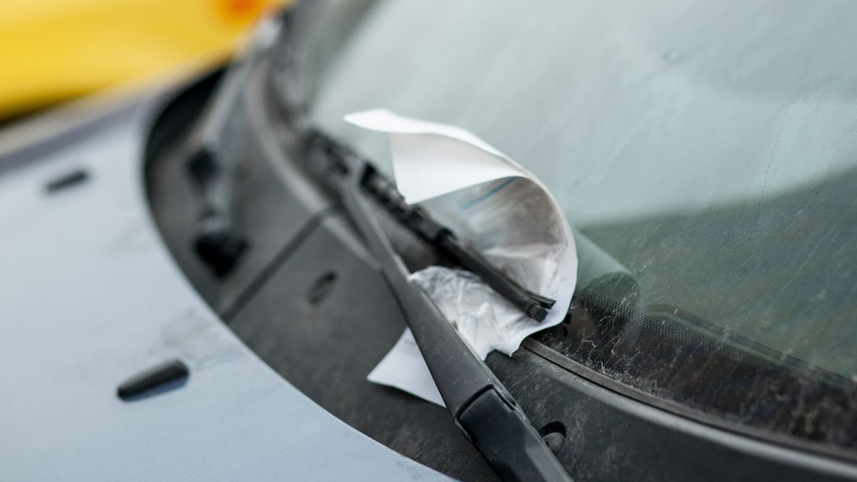 Mandat za wycieraczką może niebawem przejść do historii. To zawodna i dająca pole do unikania odpowiedzialności forma doręczania "kwitów"