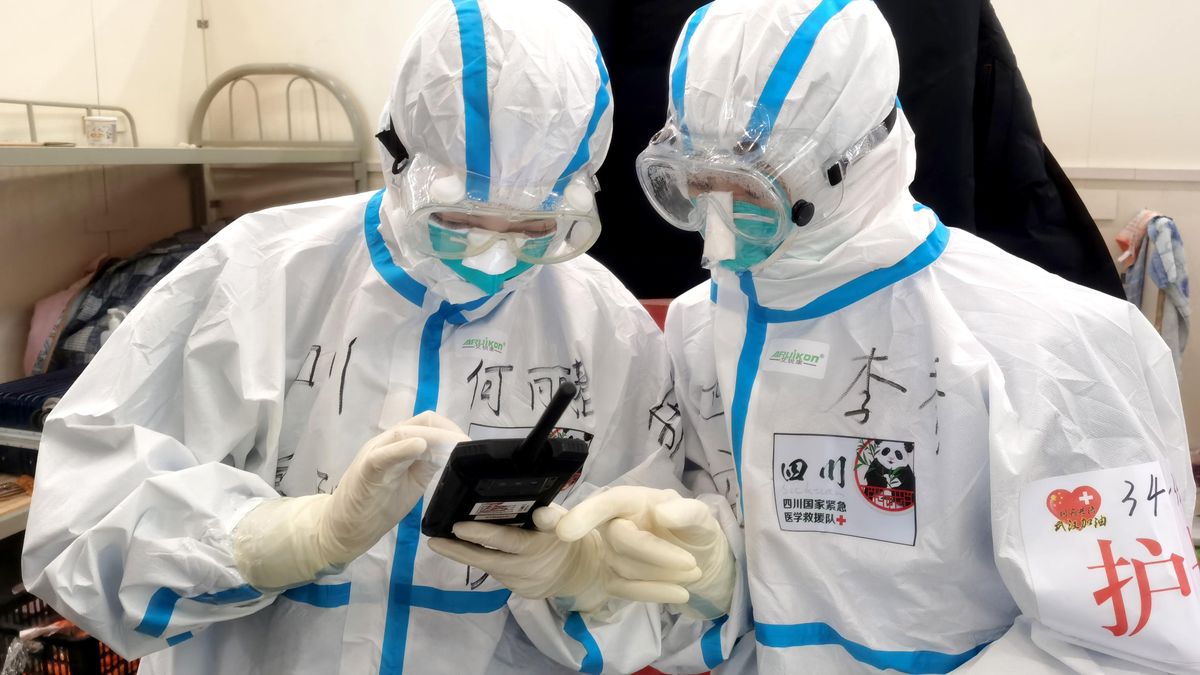 Pojechali do Wuhan. Syn żałuje.