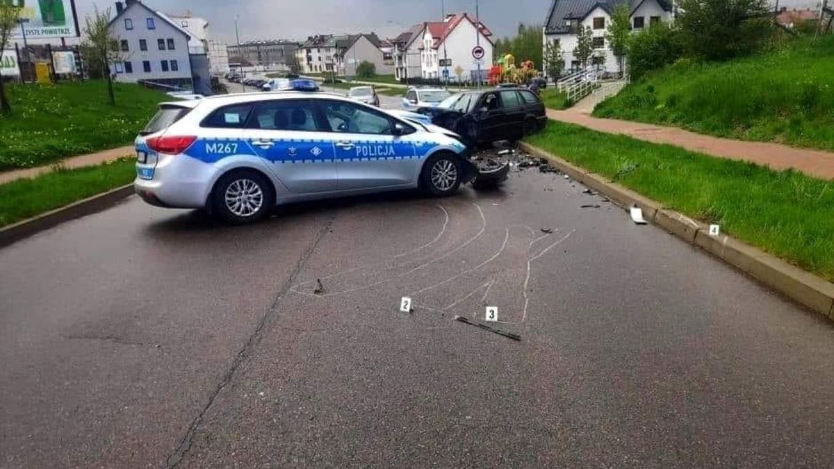 Bmw zderzyło się z radiowozem 