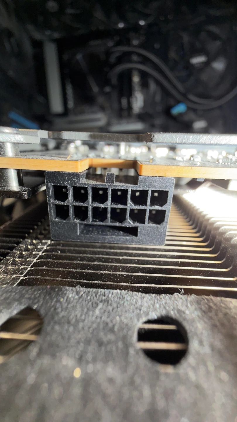 Sapphire Nitro+ Radeon RX 9070 XT - stopiona wtyczka