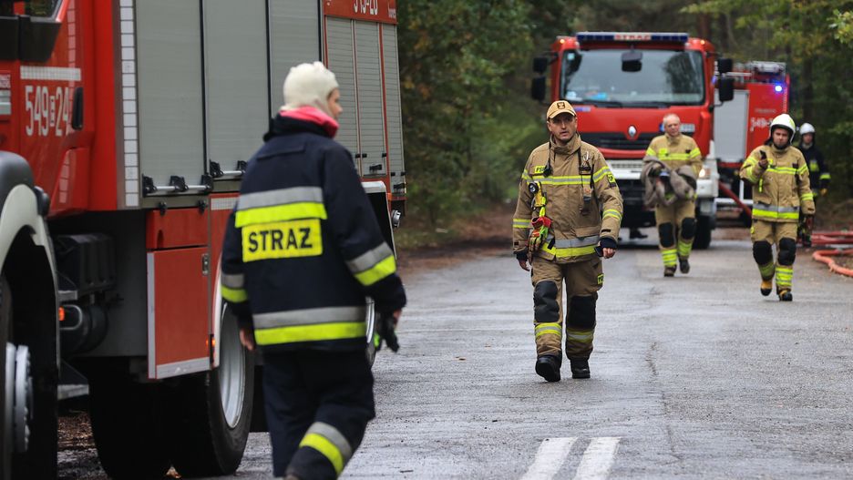 Cygan (pow. Tomaszowski), 13.10.2024. Akcja gaszenia pożaru zakładu Tedex produkującego smary i oleje w miejscowości Cygan k. Tomaszowa Mazowieckiego, 13 bm. Na miejscu pracuje 31 zastępów straży pożarnej z całego województwa. Zamknięty jest odcinek drogi DK48 (Tomaszów - Spała). ***Do tego materiału zdjęciowego dostępna jest również depesza w systemie CSI, pt.: Tomaszów Mazowiecki/ Pożar w zakładzie produkującym oleje; ogień pod niebo i wybuchy***