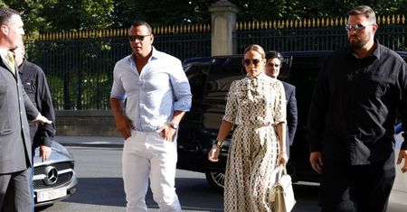 Jennifer Lopez w stylizacji za 33 TYSIĄCE na randce w Paryżu (ZDJĘCIA)
