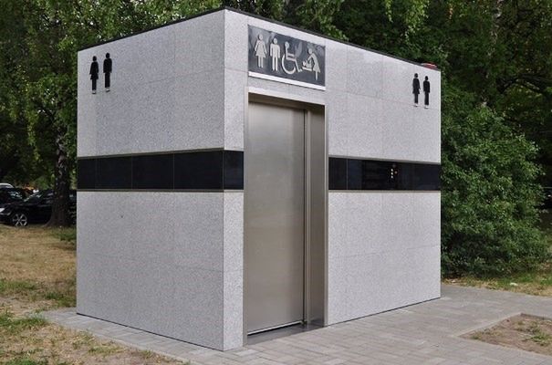 Pierwsze automatyczne toalety w Warszawie już rozlokowane