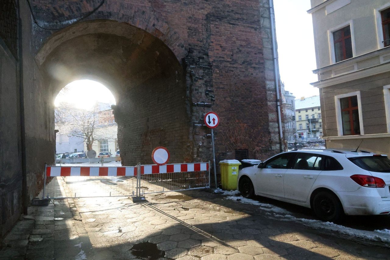 Legnica: Kiedy zostanie otwarty przejazd przez bramę przy ul. Murarskiej ?