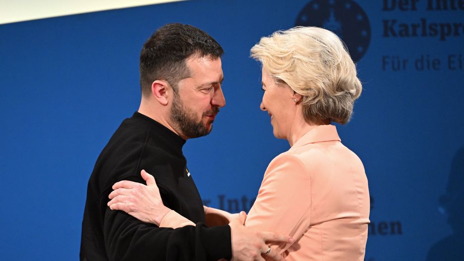 Zelensky & Von der Leyen
FILED - 14 May 2023, North Rhine-Westphalia, Aachen: European Commission President Ursula von der Leyen (R) hugs Ukrainian President Volodymyr Zelensky after her speech at the award ceremony of the Charlemagne Prize for Services to European Unity. Photo: Federico Gambarini/dpa-Pool/dpa 
Dostawca: PAP/DPA.
Federico Gambarini