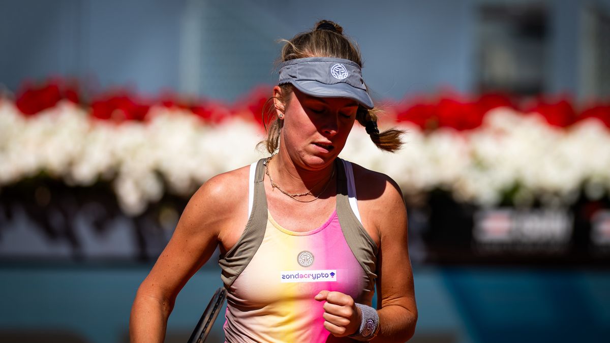 MADRID, SPAIN - APRIL 26: Magdalena Frech of Poland in action against Mirra Andreeva in the third round on Day Five of the Mutua Madrid Open at La Caja Magica on April 26, 2025 in Madrid, Spain (Photo by Robert Prange/Getty Images)