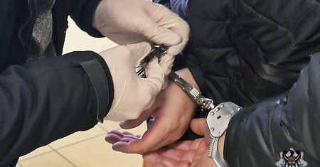 Karuzela VAT-owska rozbita po raz kolejny – kolejne 450 tys. zł wyłudzone, dwóch mężczyzn w kajdankach