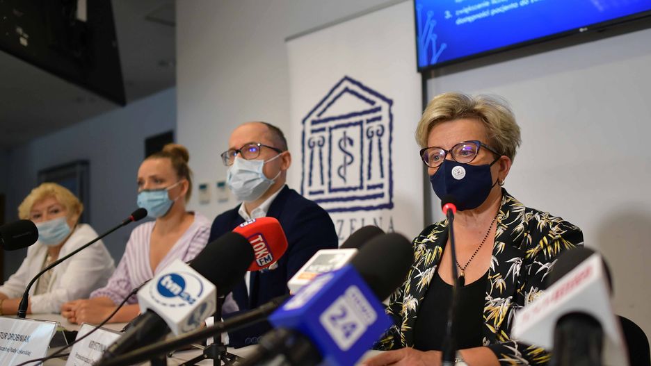 Gra�yna Cebula-Kubat, Matylda K�udkowska, Artur Drobniak, Krystyna PtokWarszawa, 02.08.2021. Wiceprzewodnicz�ca Zarz�du Krajowego OZZL Gra�yna Cebula-Kubat (L), wiceprezes Krajowej Rady Diagnost�w Laboratoryjnych Matylda K�udkowska (2L), wiceprezes Naczelnej Rady Lekarskiej Artur Drobniak (2P) i przewodnicz�ca OZZPiP Krystyna Ptok (P) podczas konferencji prasowej zawod�w medycznych, zorganizowanej przez Og�lnopolski Zwi�zek Zawodowy Piel�gniarek i Po�o�nych, 2 bm. w siedzibie Naczelnej Izby Lekarskiej w Warszawie. (aldg) PAP/Marcin Obara


Marcin ObaraArtur Drobniak, Gra�yna Cebula Kubat, Gra�yna Cebula-Kubat, konferencja, Krystyna Ptok, Matylda K�udkowska, NIL, zawod�w medycznych, covid, covid-19, epidemia, koronawirus w Polsce, maseczka, maska, ochronna, pandemia, SARS-CoV-2, stan epidemii, Naczelna Izba Lekarska w Warszawie, Og�lnopolski Zwi�zek Zawodowy Piel�gniarek i Po�o�nych, siedziba, siedzibie, zawody medyczne