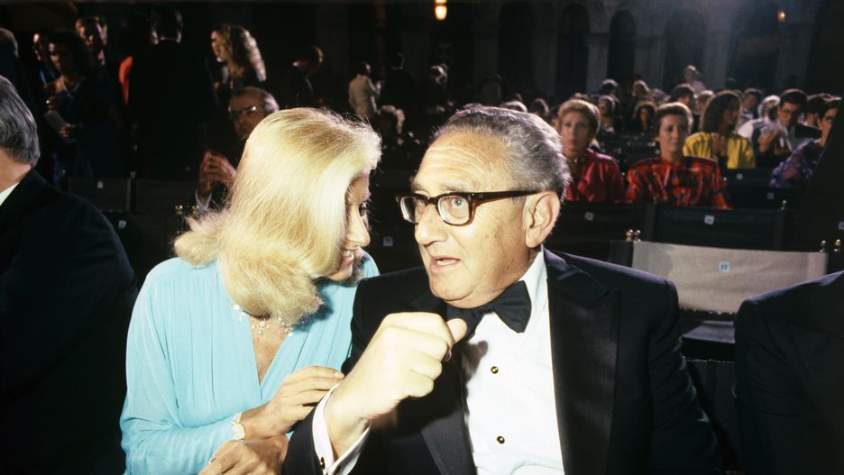 Henry Kissinger na przyjęciu w latach 90.
