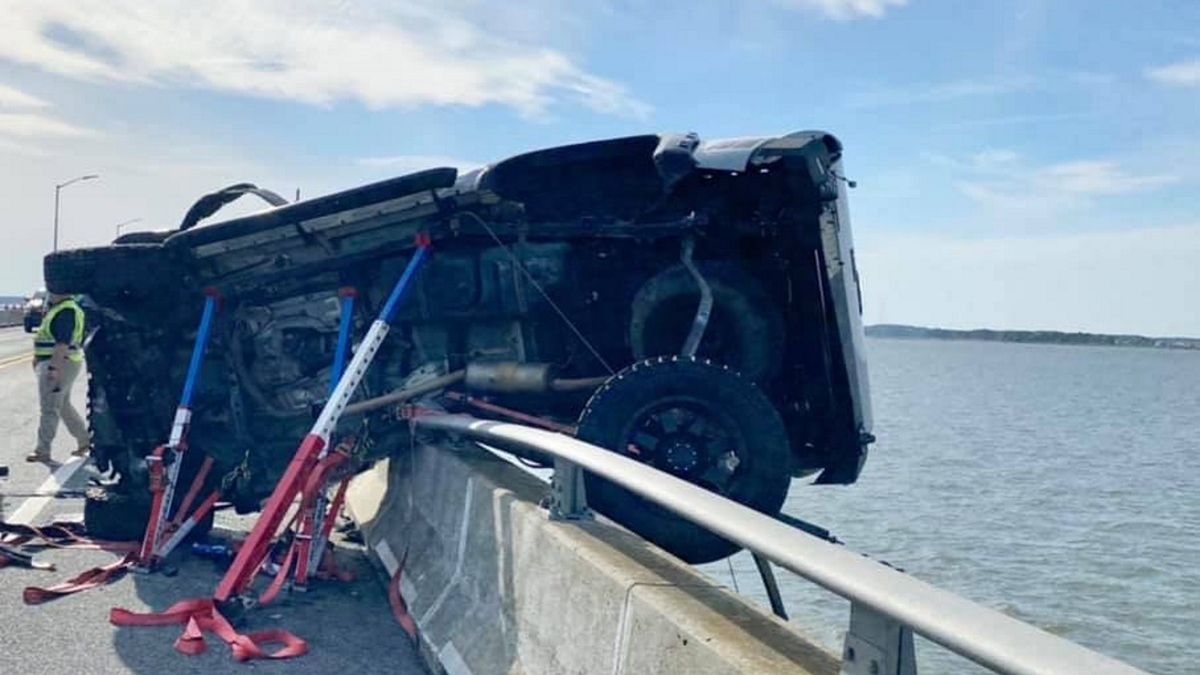 Samochód, który zawisł na balustradzie