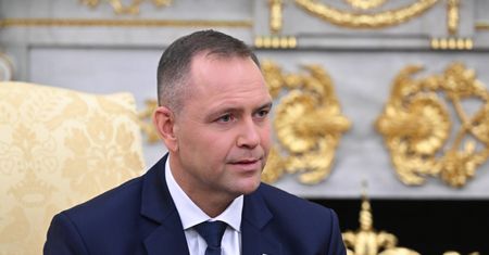 Nawrocki dostał prezent od Trumpa. Są na nim trzy słowa