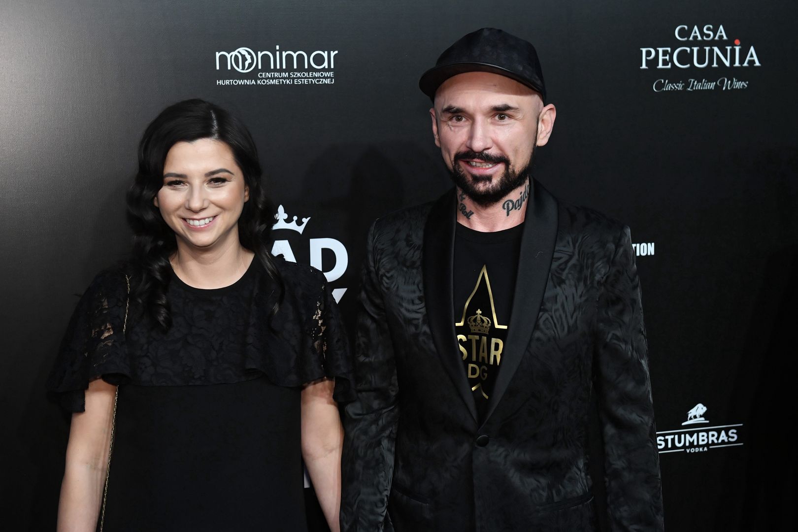 Premiera nowego filmu Patryka Vegi. Żona reżysera pozuje na ściance 