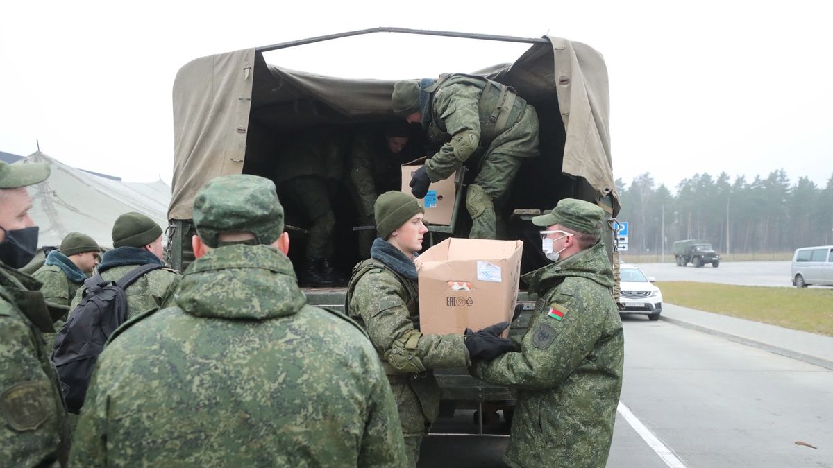 Belarusian-Polish border situationepa09586873 A handout photo made available by Belta news agency shows members of the Armed Forces of the Republic of Belarus unloading humanitarian aid at the Belarusian-Polish border near the Bruzgi-Kuznica checkpoint, in the Grodno region, Belarus, 17 November 2021. Asylum-seekers, refugees and migrants from the Middle East arrived at the Belarusian-Polish checkpoint of Bruzgi-Kuznica aiming to cross the border. Thousands of people, who want to obtain asylum in the European Union, have been trapped at low temperatures at the Polish-Belarus border since 08 November.  EPA/LEONID SCHEGLOV/BELTA HANDOUT -- MANDATORY CREDIT -- HANDOUT EDITORIAL USE ONLY/NO SALES Dostawca: PAP/EPA.LEONID SCHEGLOV/BELTA HANDOUT