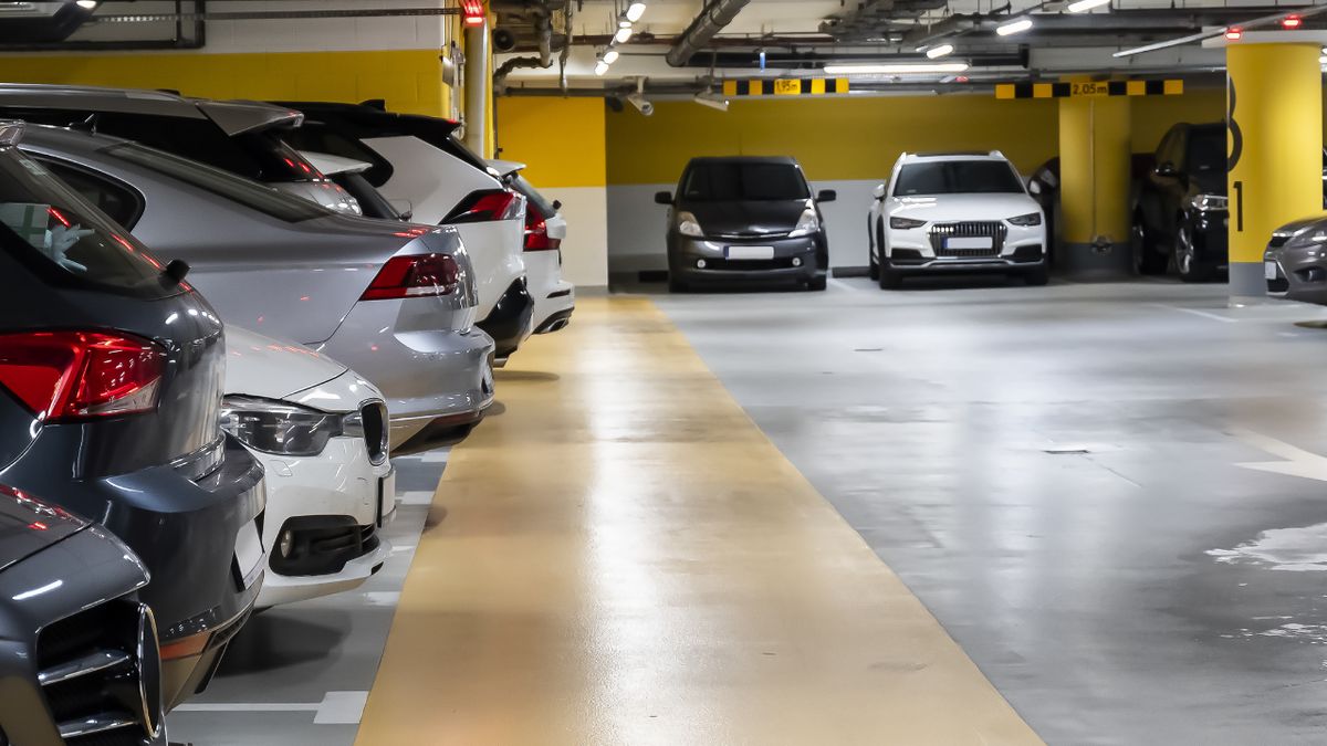 Parking podziemny. Zdjęcie ilustracyjne