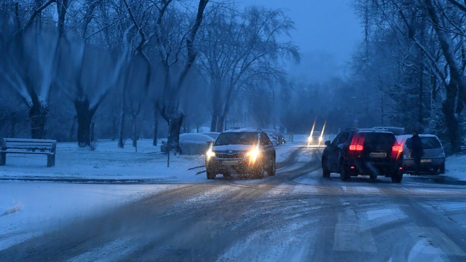 Warszawa, 03.02.2023. W stolicy sypie śnieg, 3 bm. Do akcji wyjechało 170 posypywarek, które pracują na ulicach, którymi kursują autobusy miejskie. To w sumie 1,6 tys. km stołecznych dróg. (aldg) PAP/Piotr Nowak***Zdjęcie do depeszy PAP pt. Warszawa/ Śnieg w stolicy, posypywarki wyjechały na ulice***