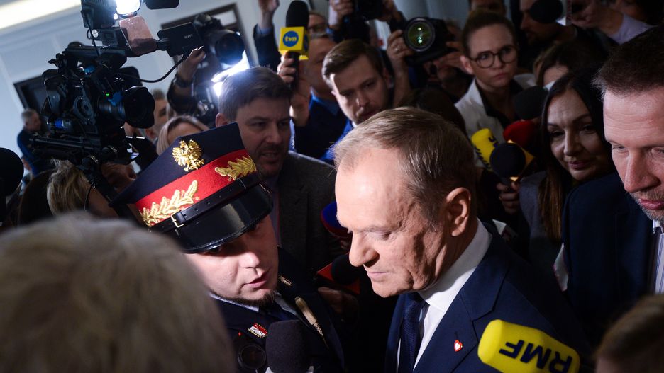 Warszawa, 10.11.2023. Przewodniczący Platformy Obywatelskiej Donald Tusk (C) podczas wupowiedzi dla mediów po uroczystości parafowania umowy koalicyjnej w Senacie w Warszawie, 10 bm. (sko) PAP/Marcin Obara