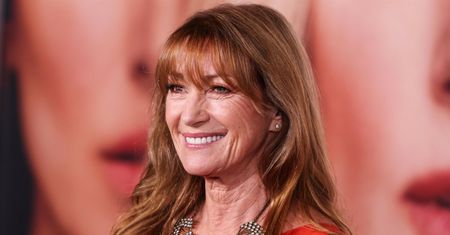72-letnia Jane Seymour zachwyca w czerwieni. Odsłoniła nogi w zjawiskowej kreacji