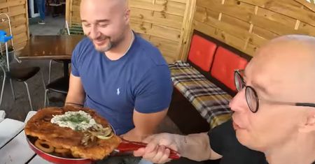 Poszli na największego schabowego. Popatrzyli na jego wielkość oraz paragon i nie wierzyli