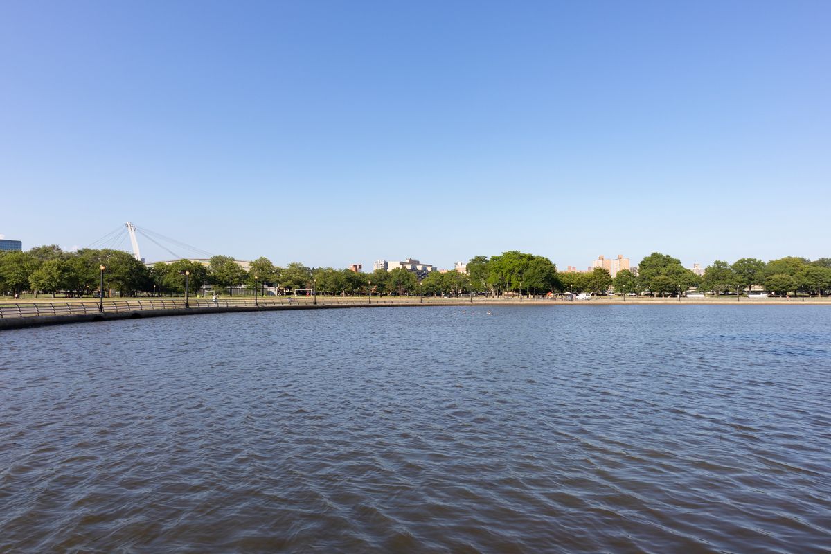 Jezioro w Corona Park w Queens