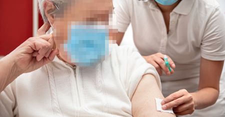 Przebrały się za seniorki, żeby otrzymać szczepionkę przeciw COVID-19
