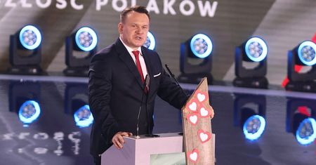 Nietypowy start konwencji PiS. Poseł na scenie z deską