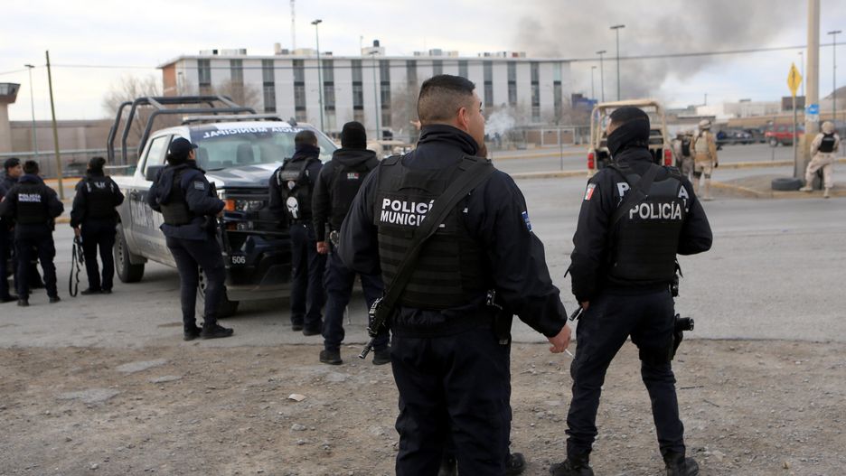 Members of the Mexican Army and municipal police guard the area outside a prison where a riot took place, in Ciudad Juarez, Mexico, 01 January 2023. A riot inside a prison in northern Mexico on 01 January left at least 14 dead, including prisoners and guards, as well as the escape of more than 20 inmates, according to preliminary information provided by military personnel. EPA/Luis Torres Dostawca: PAP/EPA.