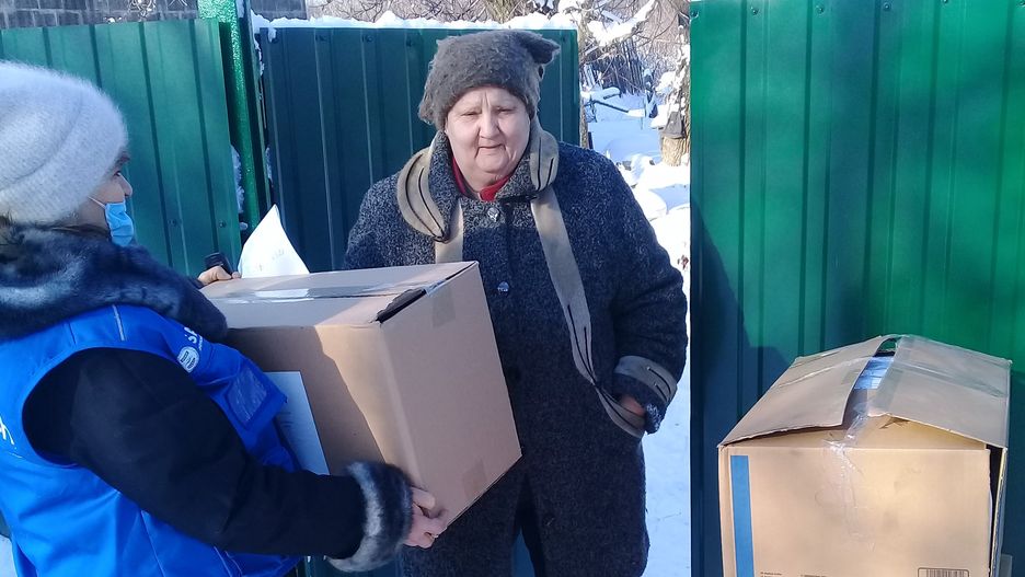 Pracownicy PAH dostarczają paczki żywnościowe mieszkankom przyfrontowych rejonów