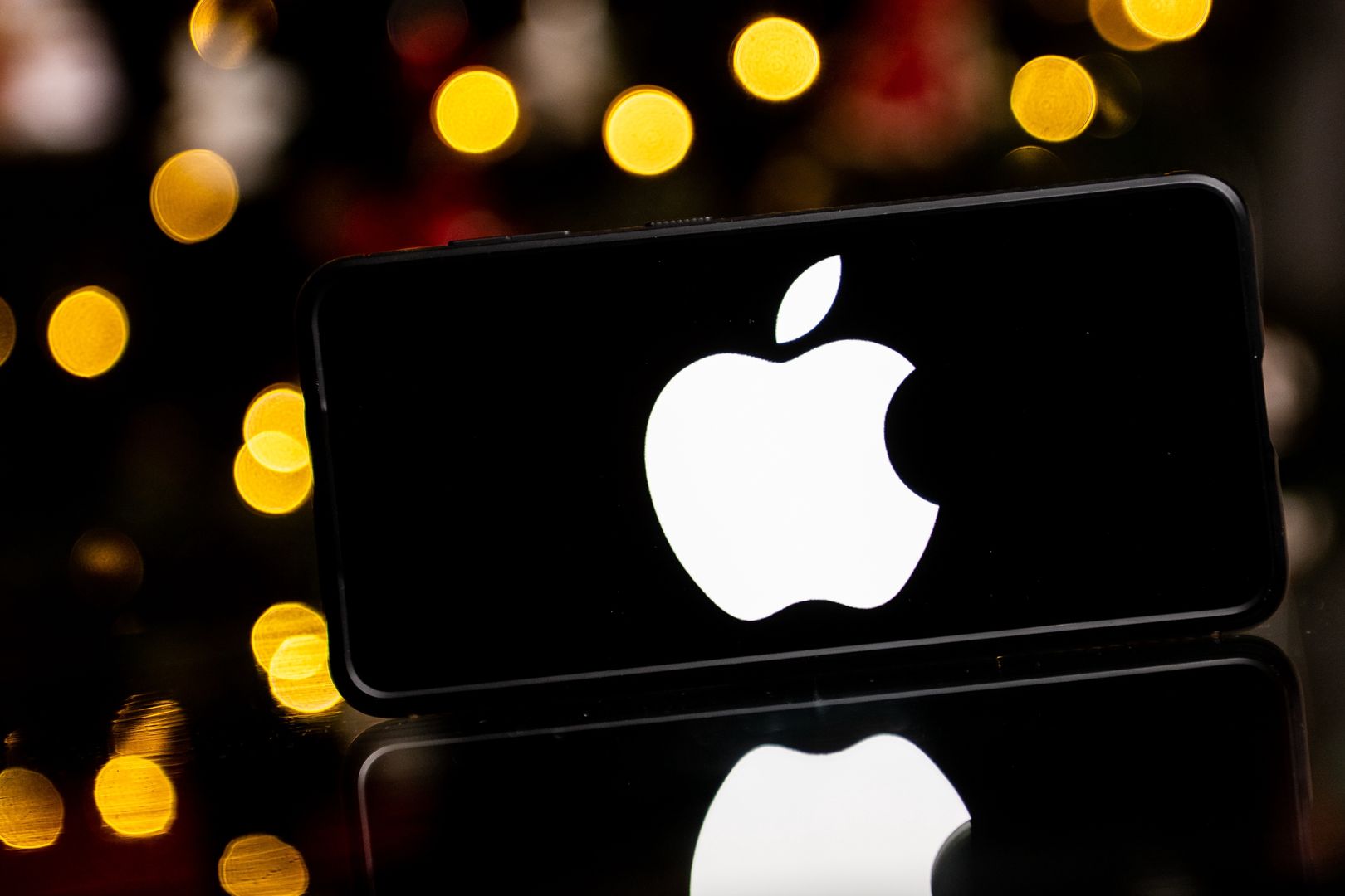 POLAND - 2023/01/06: In this photo illustration an Apple logo seen displayed on a smartphone. (Photo Illustration by Mateusz Slodkowski/SOPA Images/LightRocket via Getty Images)