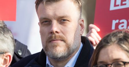 "Zamiast zjeść Hołownię, nakarmili Mentzena". Adrian Zandberg dla WP