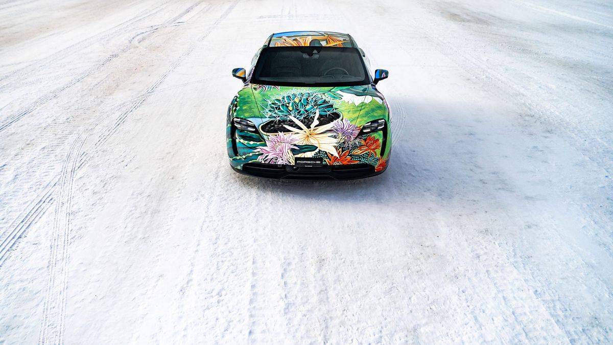 Taycan został ozdobiony obrazem z 2010 roku.