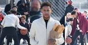 Neymar w reklamie z bagietkami, kozłuje i drybluje na boisku z dzieciakami (ZDJĘCIA)