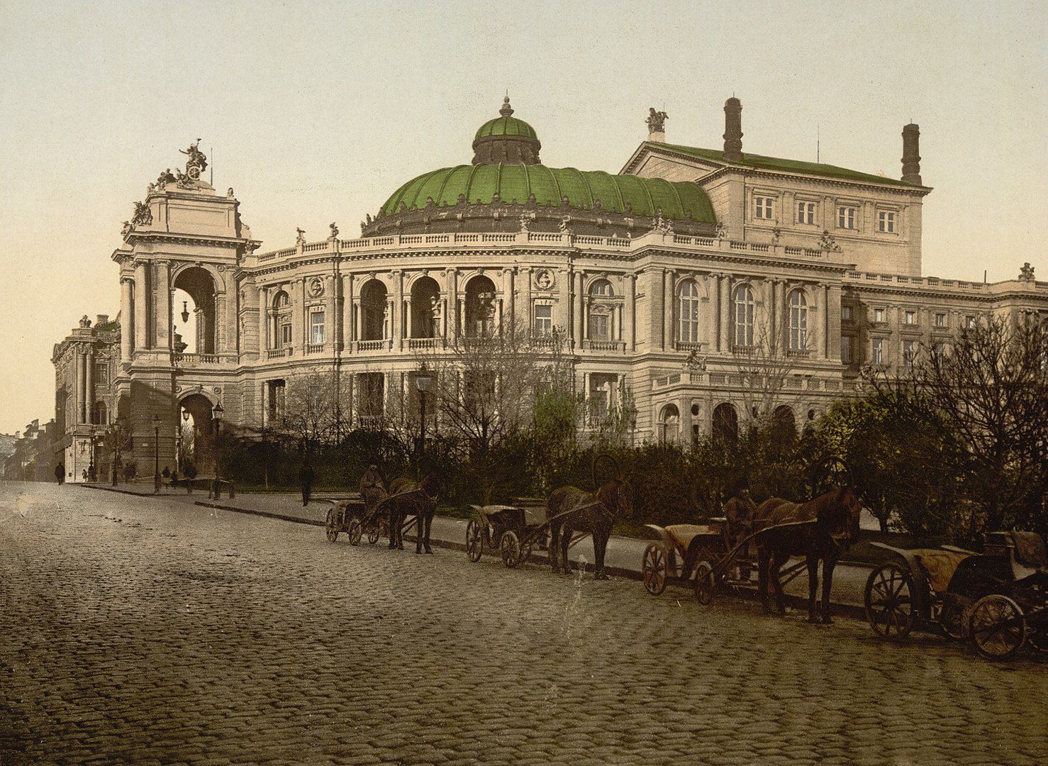 Gmach teatru i opery w Odessie około 1900 r.