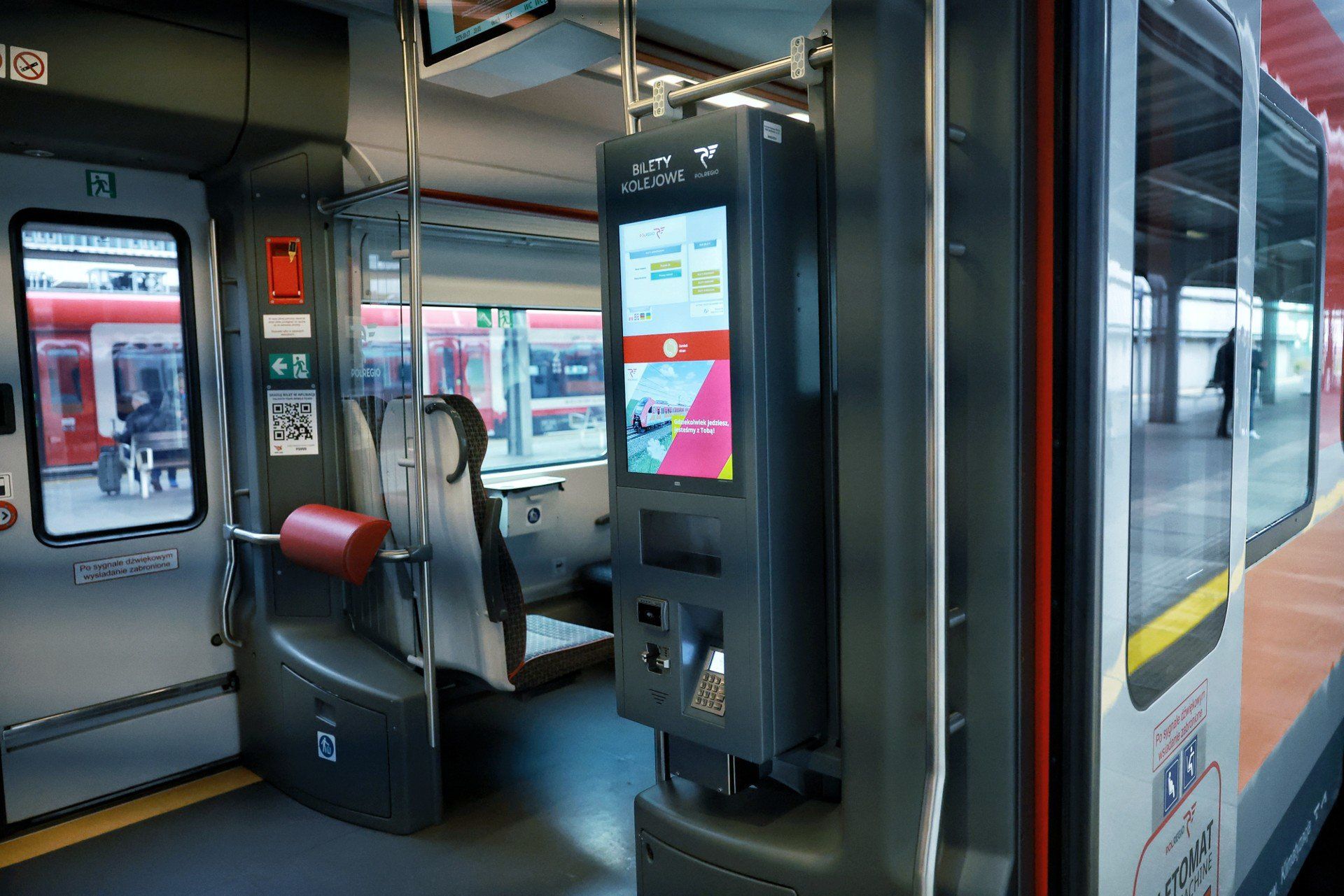 Biletomat w pociągu Polregio w Poznaniu