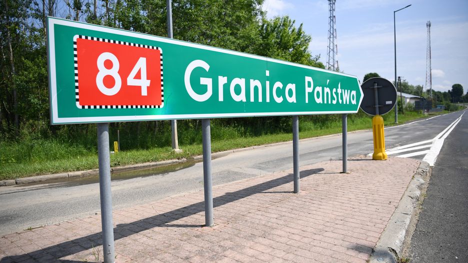 Krościenko, 23.06.2021. Droga krajowa nr 84 prowadząca do polsko-ukraińskiego przejścia granicznego w Krościenku, 23 bm. Od 23 czerwca br. otwarte są już wszystkie drogowe przejścia graniczne z Ukrainą na Podkarpaciu. (amb) PAP/Darek Delmanowicz