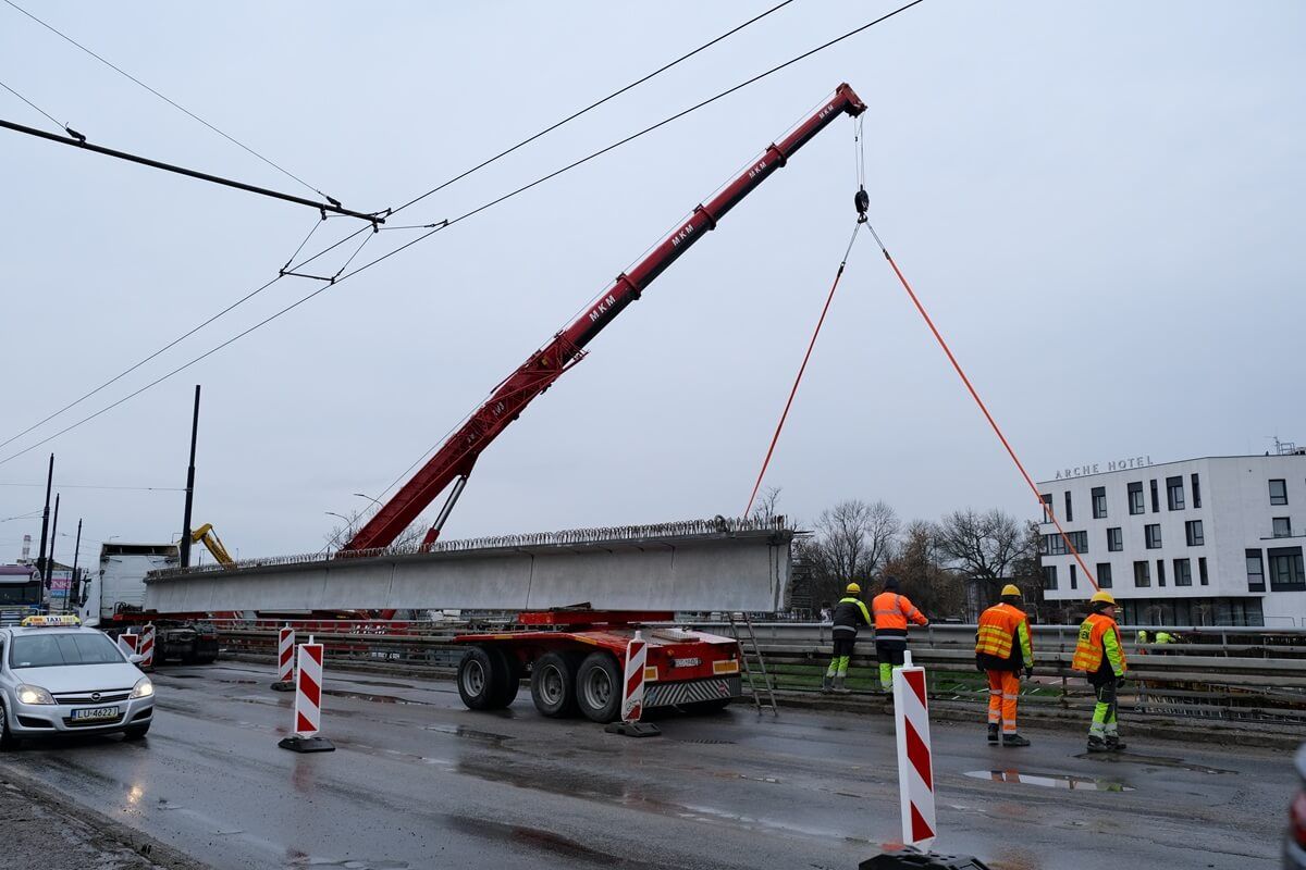 Montaż betonowych belek nowego mostu na Bystrzycy na al. Unii Lubelskiej