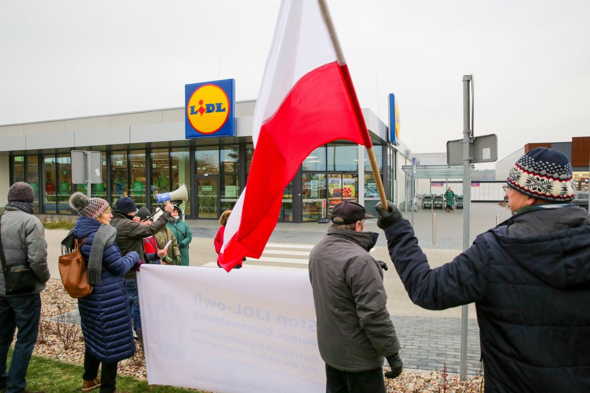 Protesty przed sklepami Lidla. "Gietrzwałd dla pielgrzymów, a nie dla magazynów"