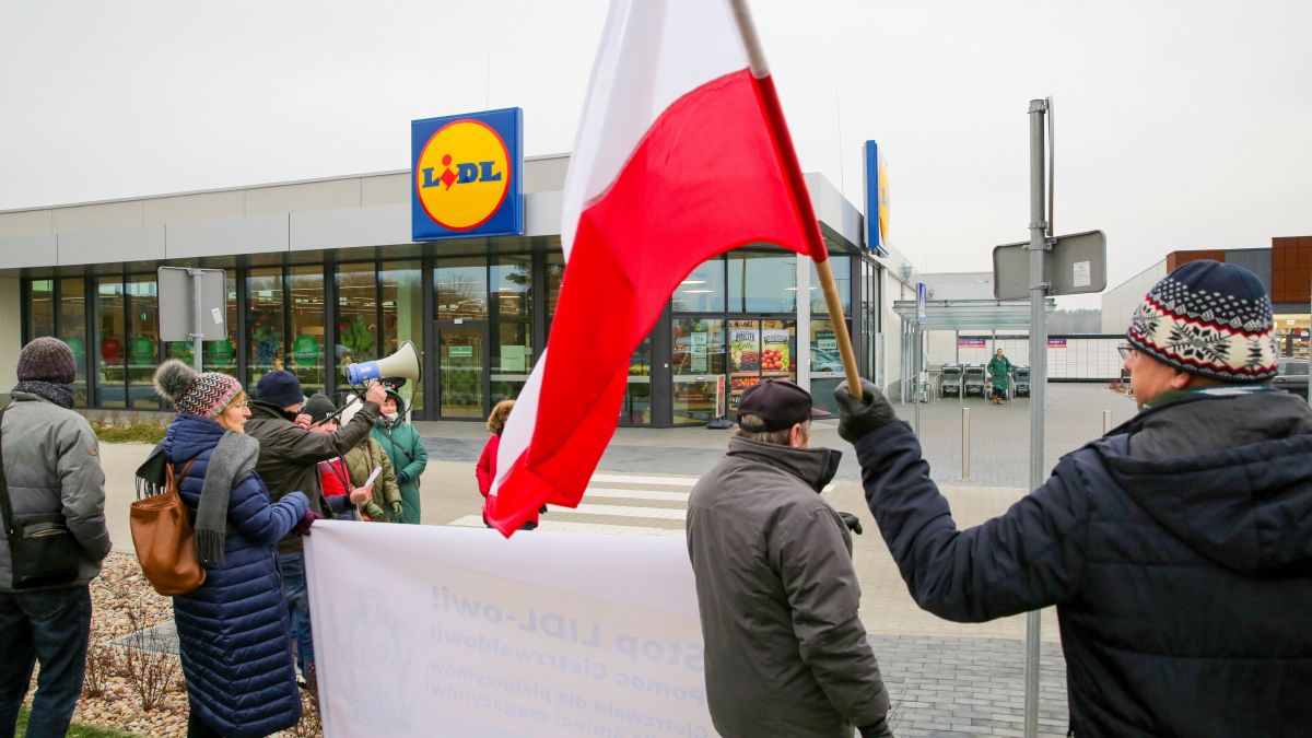 Protesty przed sklepami sieci handlowej Lidl