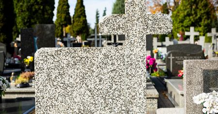 Tak wyczyścisz nagrobek z lastryko. Łatwy sposób