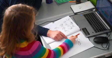 Zdalne nauczanie pierwszoklasistów. "To raczej zajęcia z rodzicami z udziałem dziecięcej publiczności"
