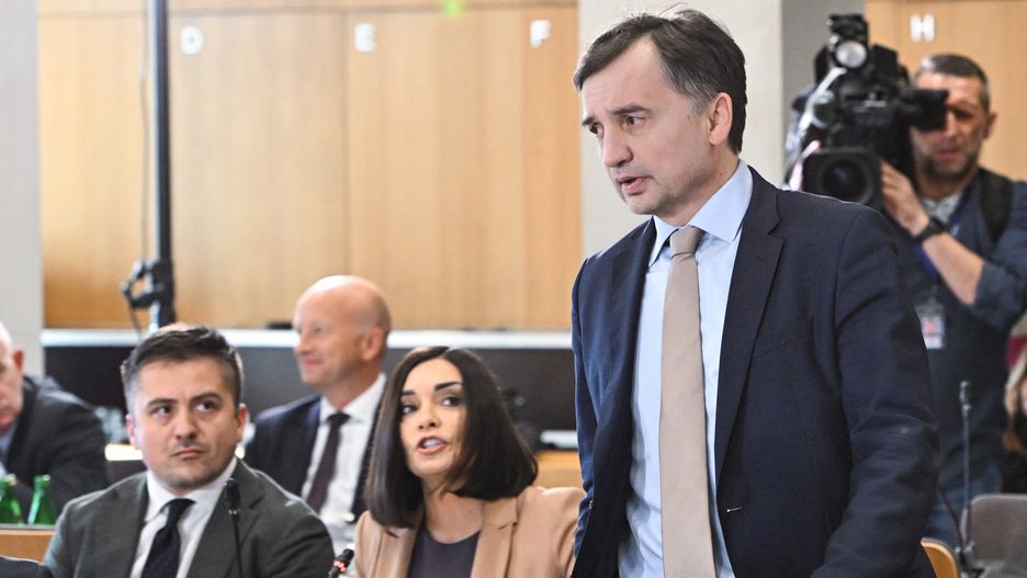 Warszawa, 20.02.2025. Poseł PiS Zbigniew Ziobro (P) na posiedzeniu Komisji Regulaminowej, Spraw Poselskich i Immunitetowych w Sejmie w Warszawie, 20 bm. Posłowie mają m.in. rozpatrzyć wniosek o wyrażenie przez Sejm zgody na aresztowanie w celu zapewnienia stawiennictwa na posiedzeniu Sejmowej Komisji Śledczej posła Zbigniewa Ziobry. (aldg) PAP/Radek Pietruszka