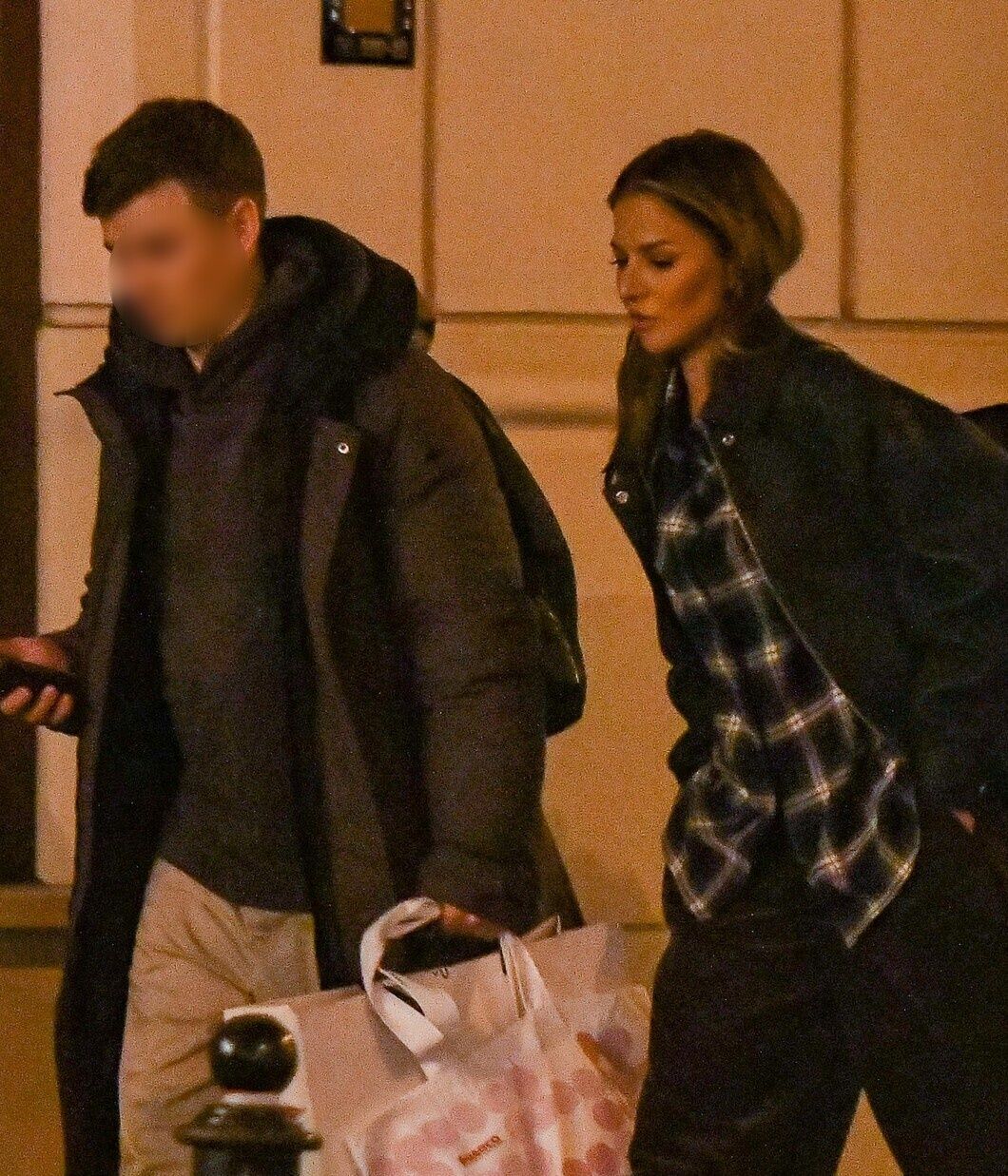 Anna Lewandowska załatwia sprawunki w towarzystwie brata