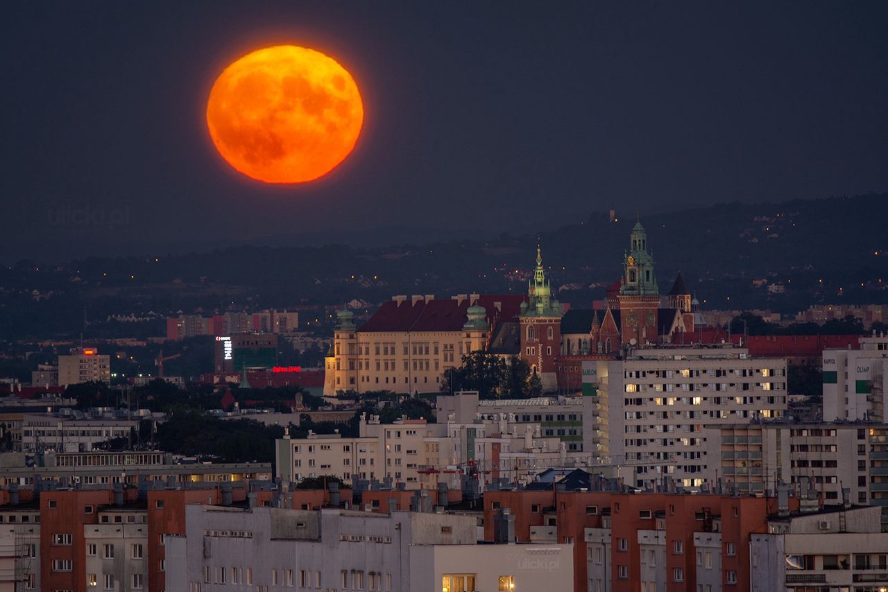 Niesamowite zdjęcie księżyca nad Krakowem. "Nadzieja umiera ostatnia"