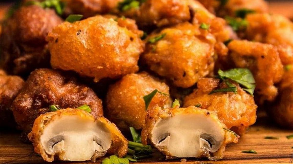  Pieczarki w serowej panierce to chrupiąca i pyszna przekąska na każdą okazję.