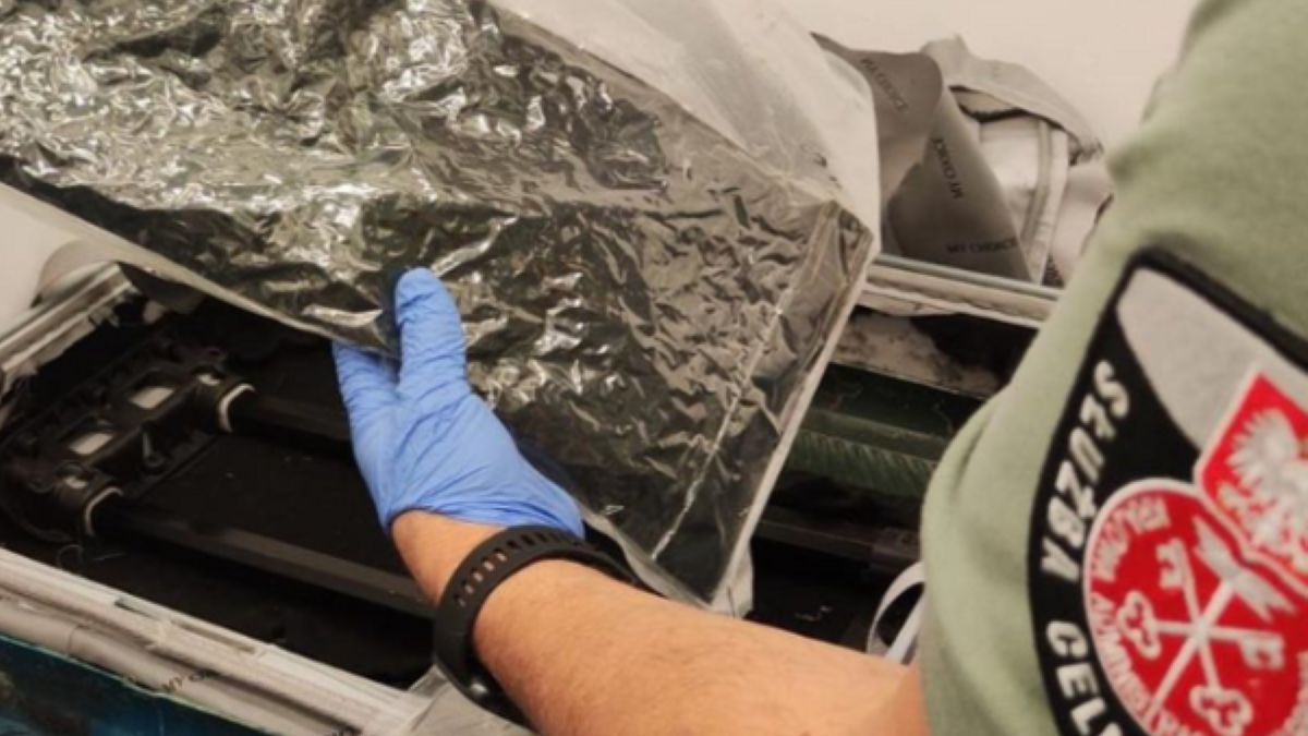 Walizka z podwójnymi ściankami skrywała 9,5 kg narkotyków