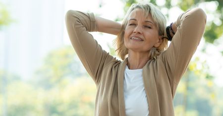 Poranne zmęczenie w menopauzie. Jak je złagodzić?