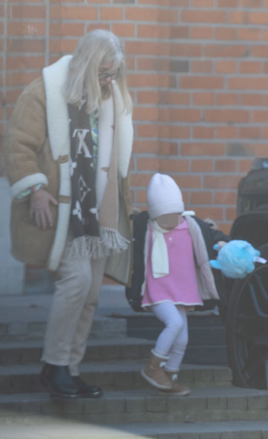 Mama Anny Lewandowskiej opiekuje się wnuczkami